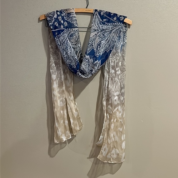 Women’s scarf - Picture 1 of 2